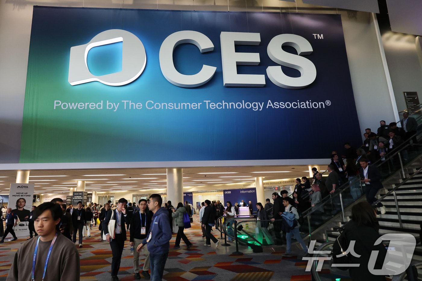 세계 최대 IT(정보기술)·가전 전시회 'CES 2026' 폐막을 하루 앞둔 지난 1월8일(현지시간) 미국 네바다주 라스베이거스 베네치안호텔엑스포 전시장 앞에서 관람객들이 이동하고 있다. 2026.1.9 ⓒ 뉴스1 황기선 기자
