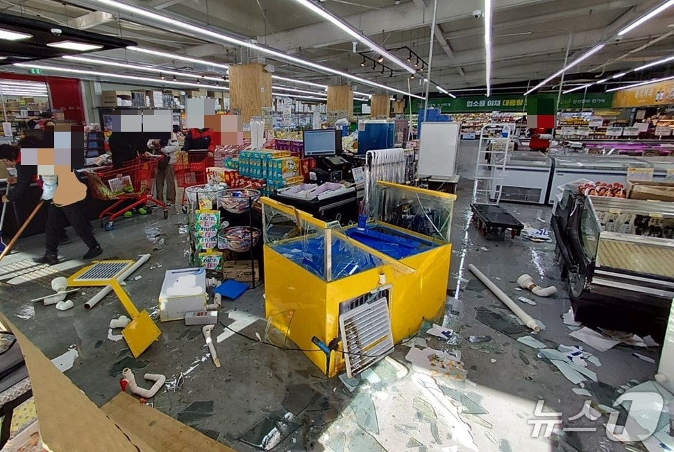 8일 오후 1시쯤 경북 포항시 북구 장성동에서 SUV가 대형마트로 돌진했다.(경북소방본부 제공. 재판매 및 DB 금지)2026.1.9/뉴스1