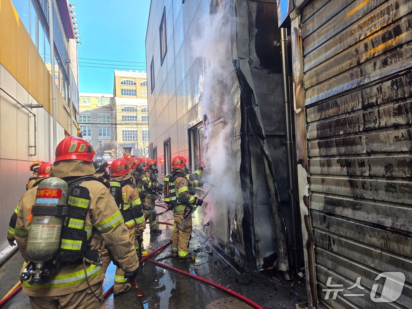 9일 오전 8시 44분께 울산 북구 진장동의 원목 인테리어 가구 전문업체에서 불이 났다.(울산소방 제공. 재판매 및 DB금지)/뉴스1