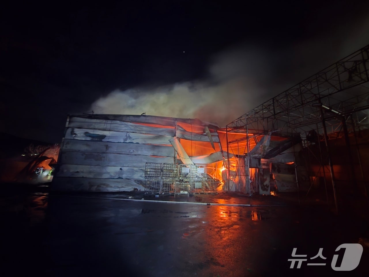 아산 영인면 공장 화재 현장. (아산소방서 제공, 재판매 및 DB금지) / 뉴스1