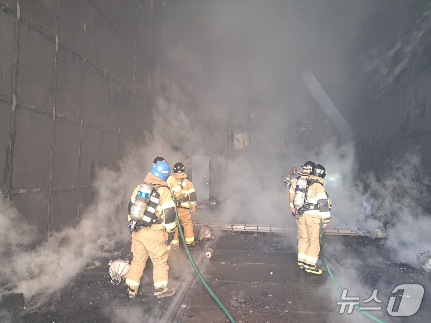 소방 당국이 9일 오전 9시 43분께 울산 울주군 플랜트 공장에서 진화하고 있다.(울산소방본부 제공. 재판매 및 DB금지)/뉴스1
