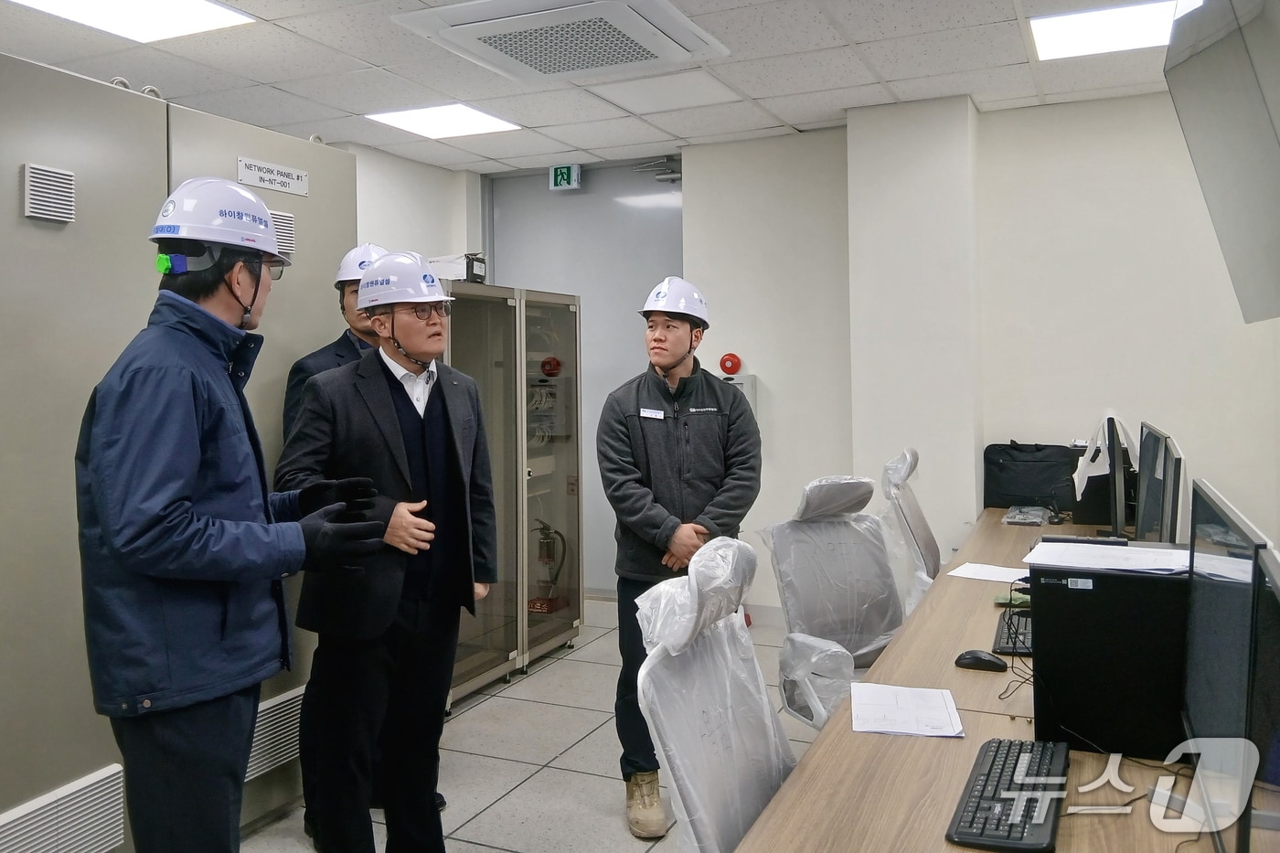 윤상옥 남부발전 재생에너지 전무가 지난 8일 재생에너지 출자회사 '하이창원'을 찾아 현장점금을 하는 모습 (남부발전 제공. 재판매 및 DB금지)