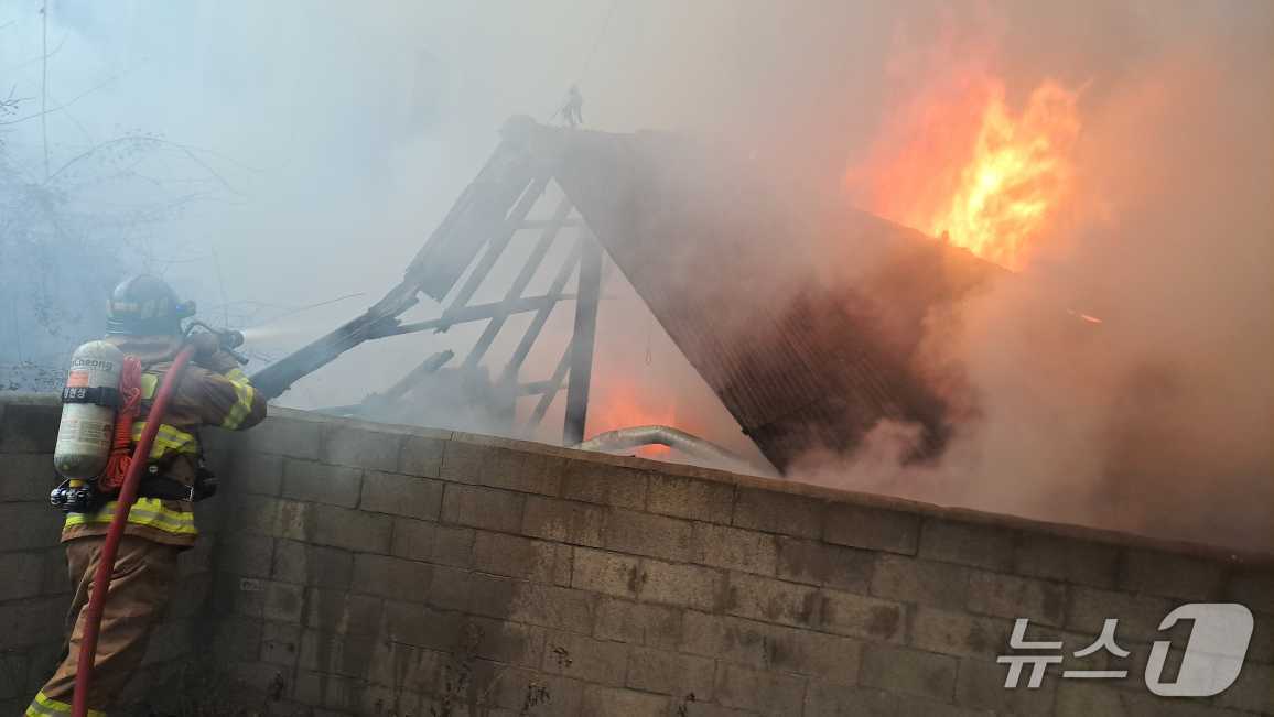 강원 양양군 양양읍 남문리의 한 주택 추정 화재 현장.(강원도소방본부 제공, 재판매 및 DB금지)