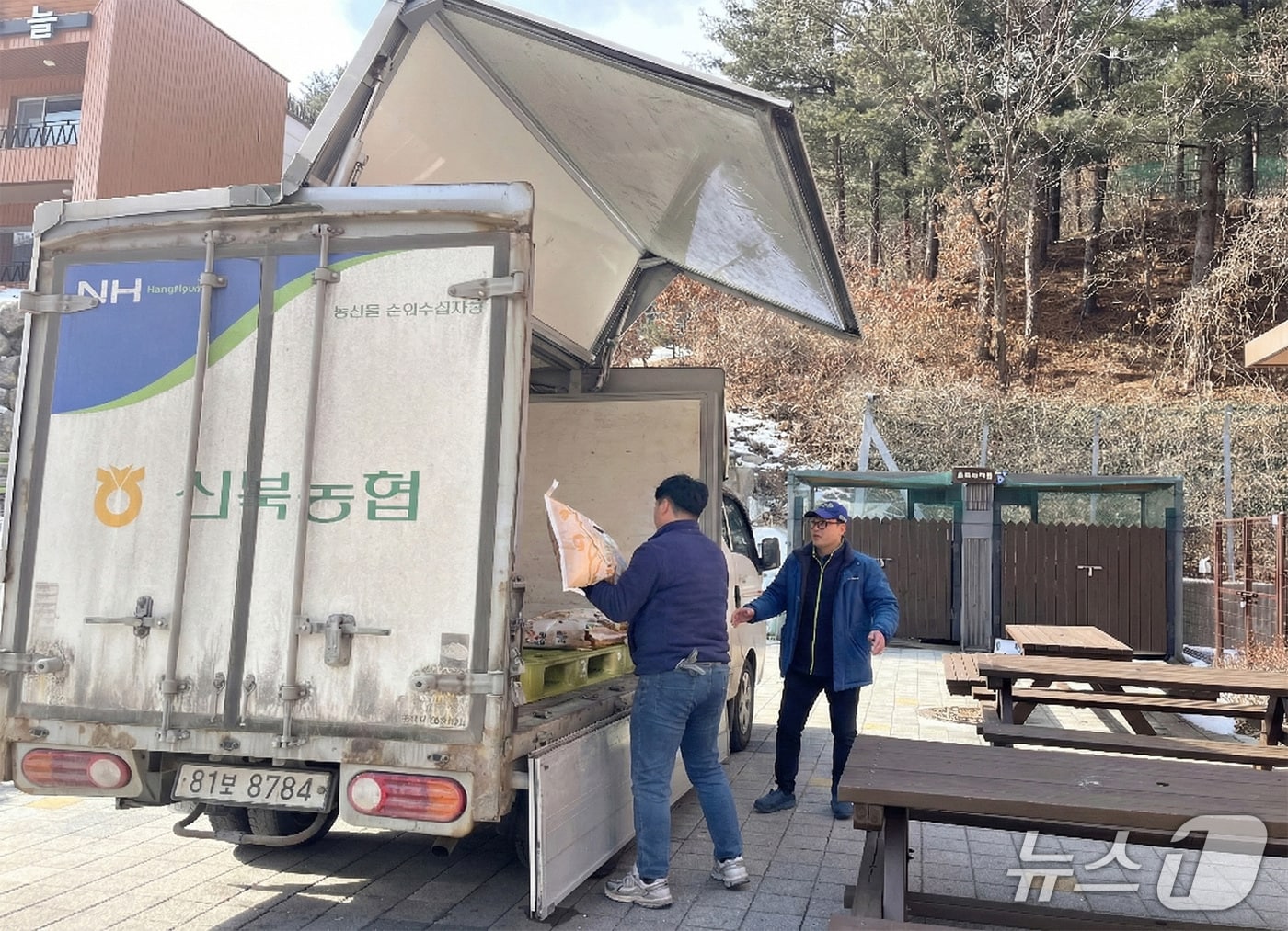 강원도 춘천시 신북읍 국립춘천숲체원에서 춘천 신북농협 직원들이 춘천에서 생산한 소양강쌀을 숲체원 구내식당에 공급하고 있다.(산림청 한국산림복지진흥원 제공.재판매 및 DB금지)/뉴스1