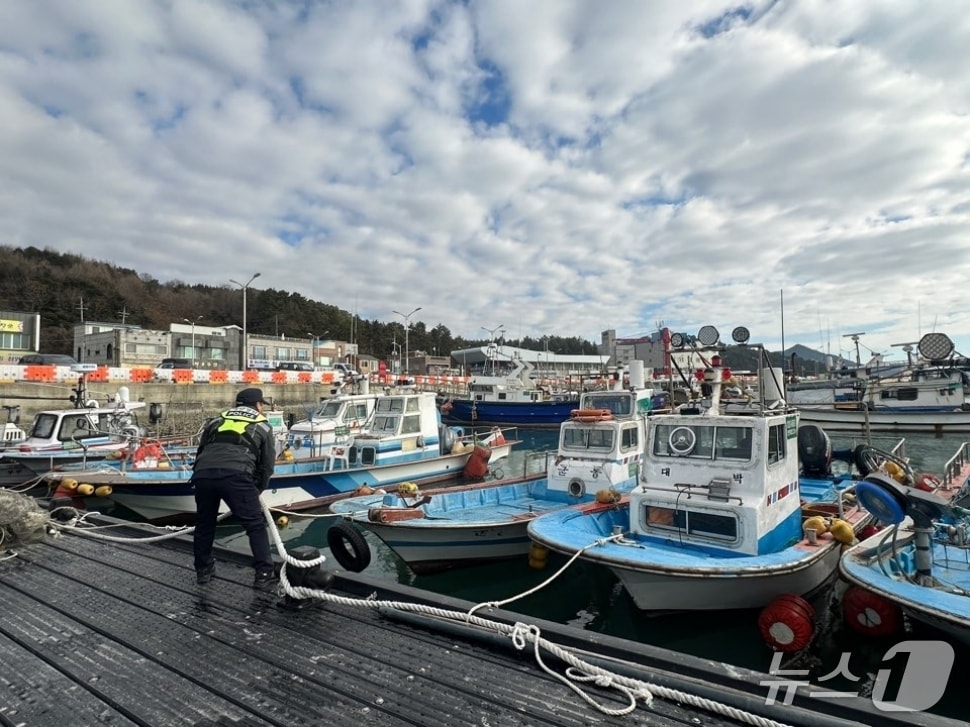 완도해양경찰이 9일 강풍과 높은 파도가 예보됨에 따라 포구, 갯바위, 갯벌, 테트라포드 등 위험지역을 순찰하고 있다.(완도해경 제공. 재판매 및 DB 금지)