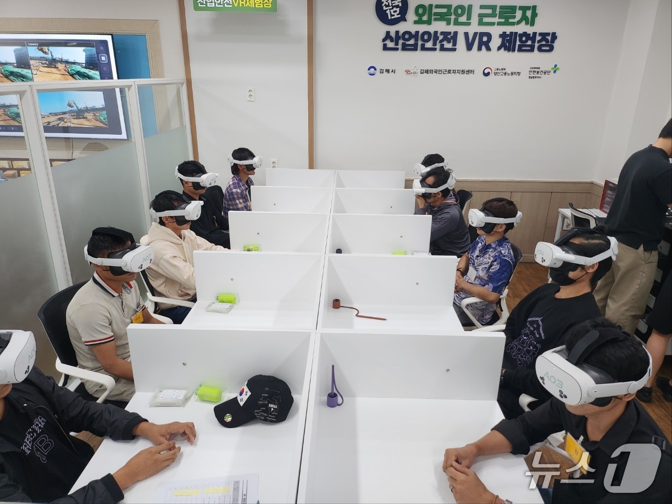 김해 외국인 근로자 지원센터 산업안전 VR 체험교육장.(김해시 제공. 재판매 및 DB금지)