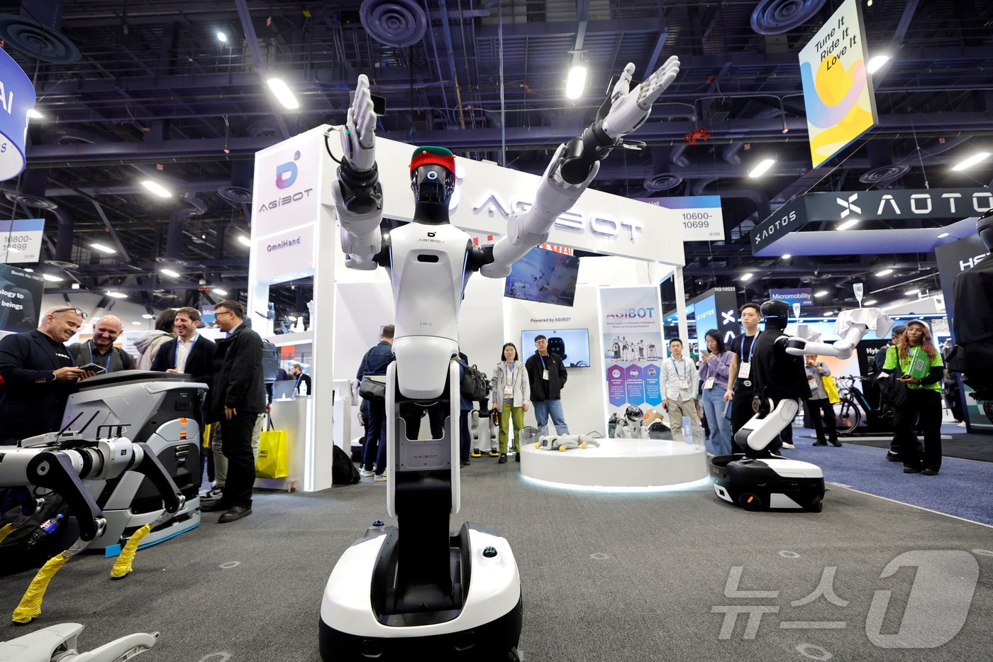 An AgiBot robot “dances” to music during CES 2026, an annual consumer electronics trade show, in Las Vegas, Nevada, U.S. January 6, 2026. REUTERS/Steve Marcus ⓒ 로이터=뉴스1