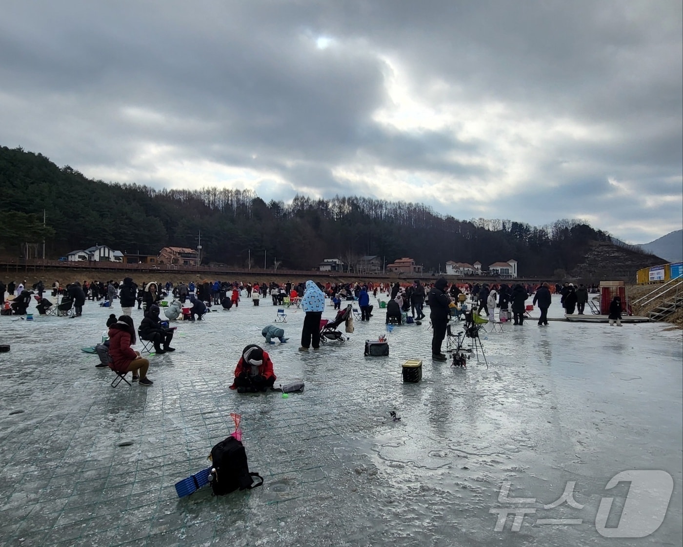 제17회 평창송어축제가 지난 9일 강원 평창군 진부면 오대천 일원에서 개막한 가운데 관광객들이 축제장에서 얼음낚시에 나서고 있다. 2026.1.9/뉴스1 ⓒ News1 신관호 기자