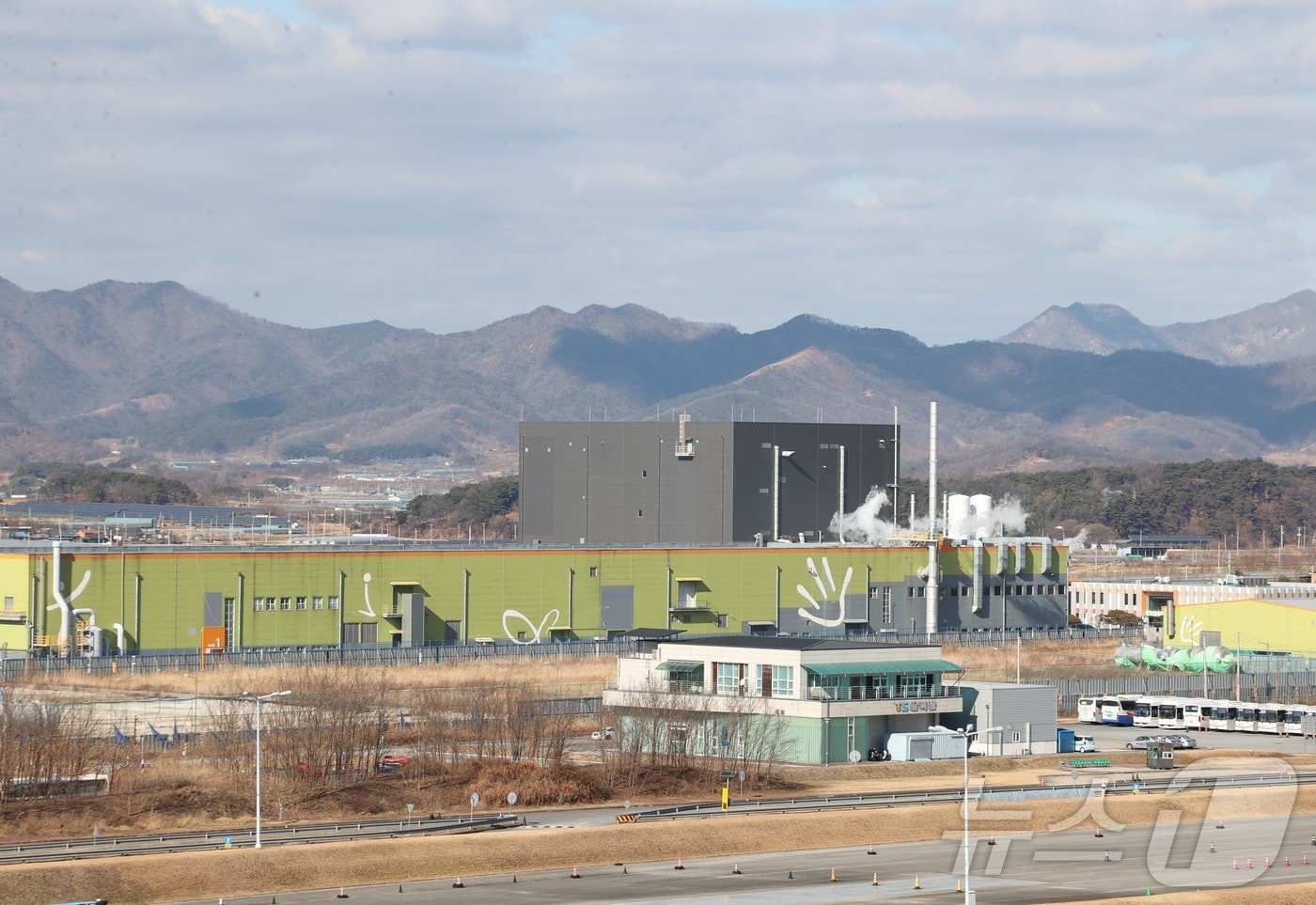 경북 상주시는 10일 Group14 Technologies 상주공장(BAM-3)에서 전기차(EV)용 실리콘 배터리 소재 ‘SCC55’의 본격 양산을 알리는 제품 출하식을 열고 글로벌 시장 공략에 나섰다.사진은 Group14 Technologies 상주공장(BAM-3) 공장 전경(상주시 제공. 재판매 및 DB금지) /뉴스1