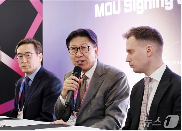 부산경제진흥원-헝가리 수출진흥청 MOU 체결.(좌측부터 송복철 부산경제진흥원장, 박형준 부산시장, Dr. Gábor Peter Artner 헝가리 수출진흥청(HEPA) 부대표. 부산시 제공. 재판매 및 DB금지)