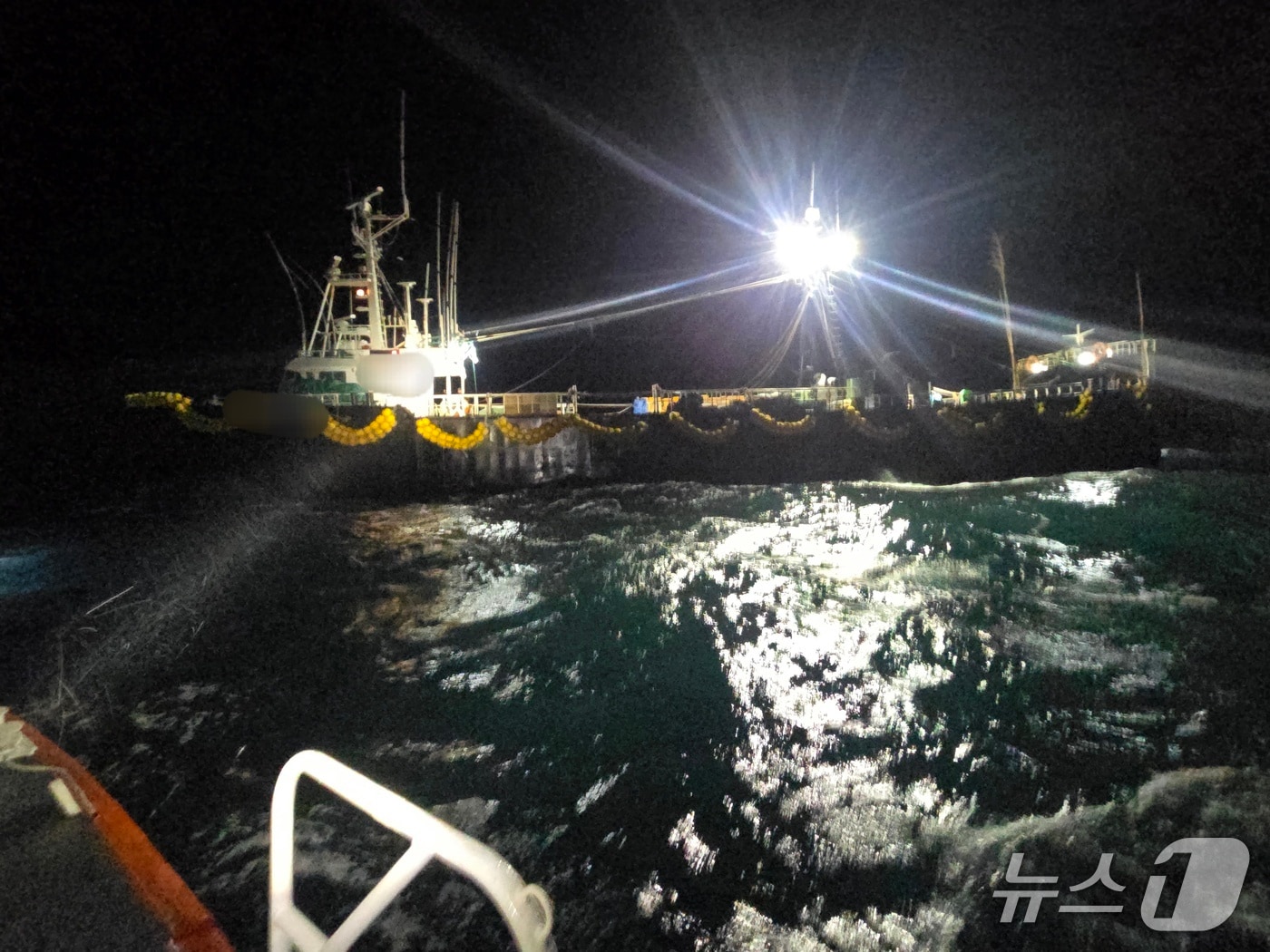 지난 8일 제주 추자도 인근 해상에서 불법조업 특별단속 중인 해경.(제주해양경찰서 제공. 재판매 및 DB 금지)