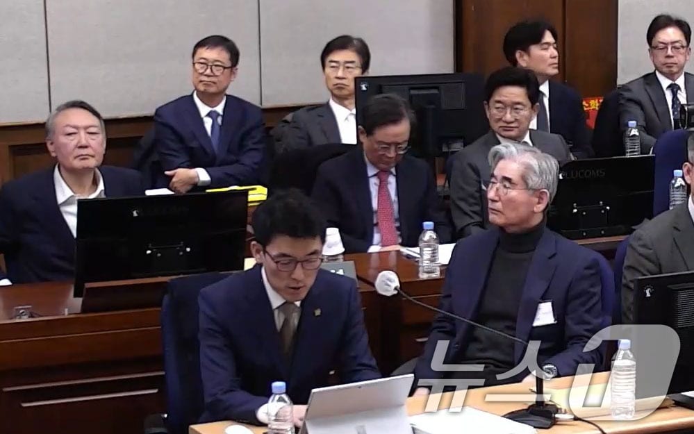 윤석열 전 대통령, 김용현 전 국방부 장관 등이 지난 1월 9일 서울 서초구 서울중앙지방법원에서 열린 내란 우두머리 혐의 1심 결심 공판에 출석해 자리에 앉아 있다. (서울중앙지방법원 제공 영상 캡쳐. 재판매 및 DB 금지) 2026.1.9 ⓒ 뉴스1 임세영 기자