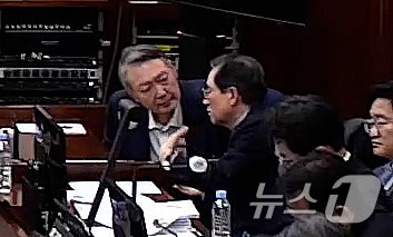 윤석열 전 대통령이 9일 오후 서울 서초구 서울중앙지방법원에서 열린 내란 우두머리 혐의 1심  공판에 출석해 변호인과 대화를 나누고 있다. (서울중앙지방법원 제공 영상 캡쳐. 재판매 및 DB 금지) 2026.1.9/뉴스1