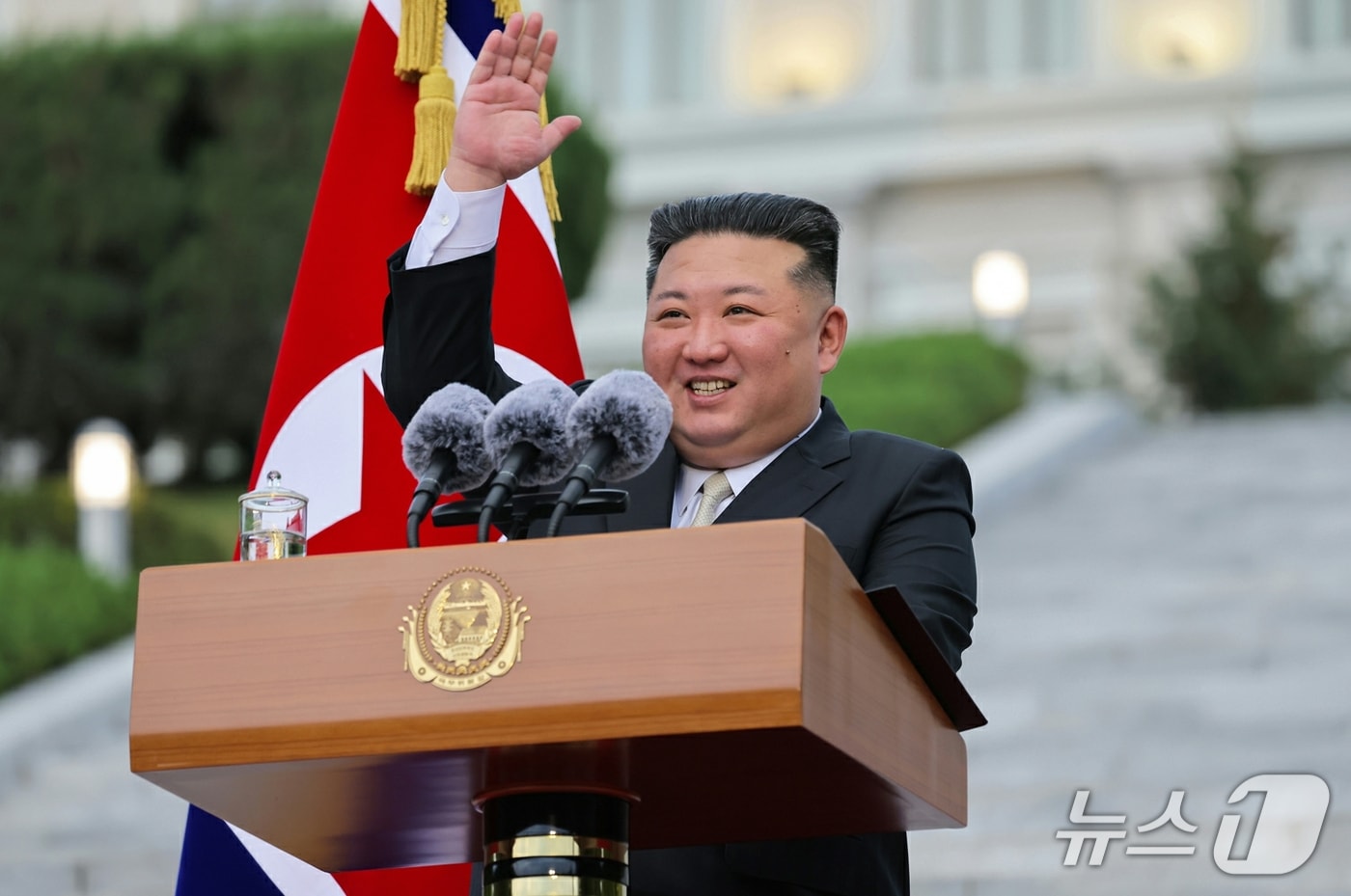 (평양 노동신문=뉴스1) = 북한 노동당 기관지 노동신문은 김정은 노동당 총비서가 지난달 30일 창립 80주년을 맞은 김일성종합대학을 축하 방문해 연설하고 기념공연을 관람했다고 1일 보도했다. [국내에서만 사용가능. 재배포 금지. DB 금지. For Use Only in the Republic of Korea. Redistribution Prohibited] rodongphoto@news1.kr