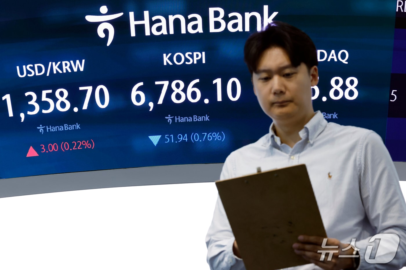 1일 오전 서울 중구 하나은행 본점 딜링룸 전광판에 코스피 등 시황이 표시되고 있다. ⓒ 뉴스1 박정호 기자