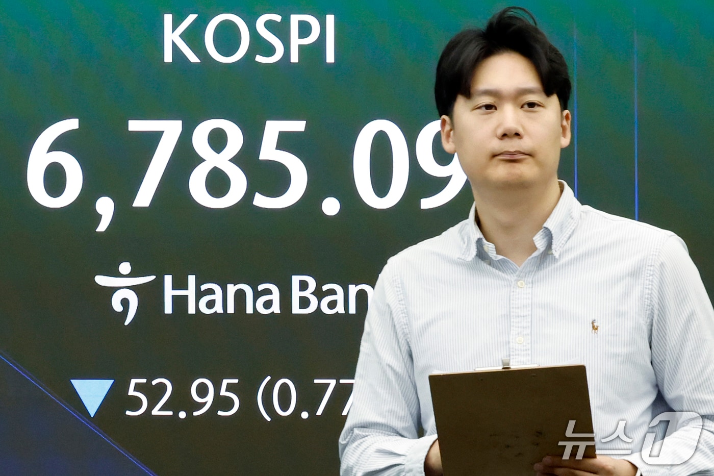 1일 오전 서울 중구 하나은행 본점 딜링룸 전광판에 코스피 등 시황이 표시되고 있다. 이날 코스피는 전일 종가와 비교해 45.69포인트(p)(0.67%) 하락한 6792.35, 코스닥은 전일 대비 0.08포인트(p)(0.01%) 하락한 855.83, 서울외환시장에서 달러·원 환율은 전일 오후 3시 30분 주간 종가 대비 5.8원 오른 1358.60원을 기록했다. 2026.10.1 ⓒ 뉴스1 박정호 기자