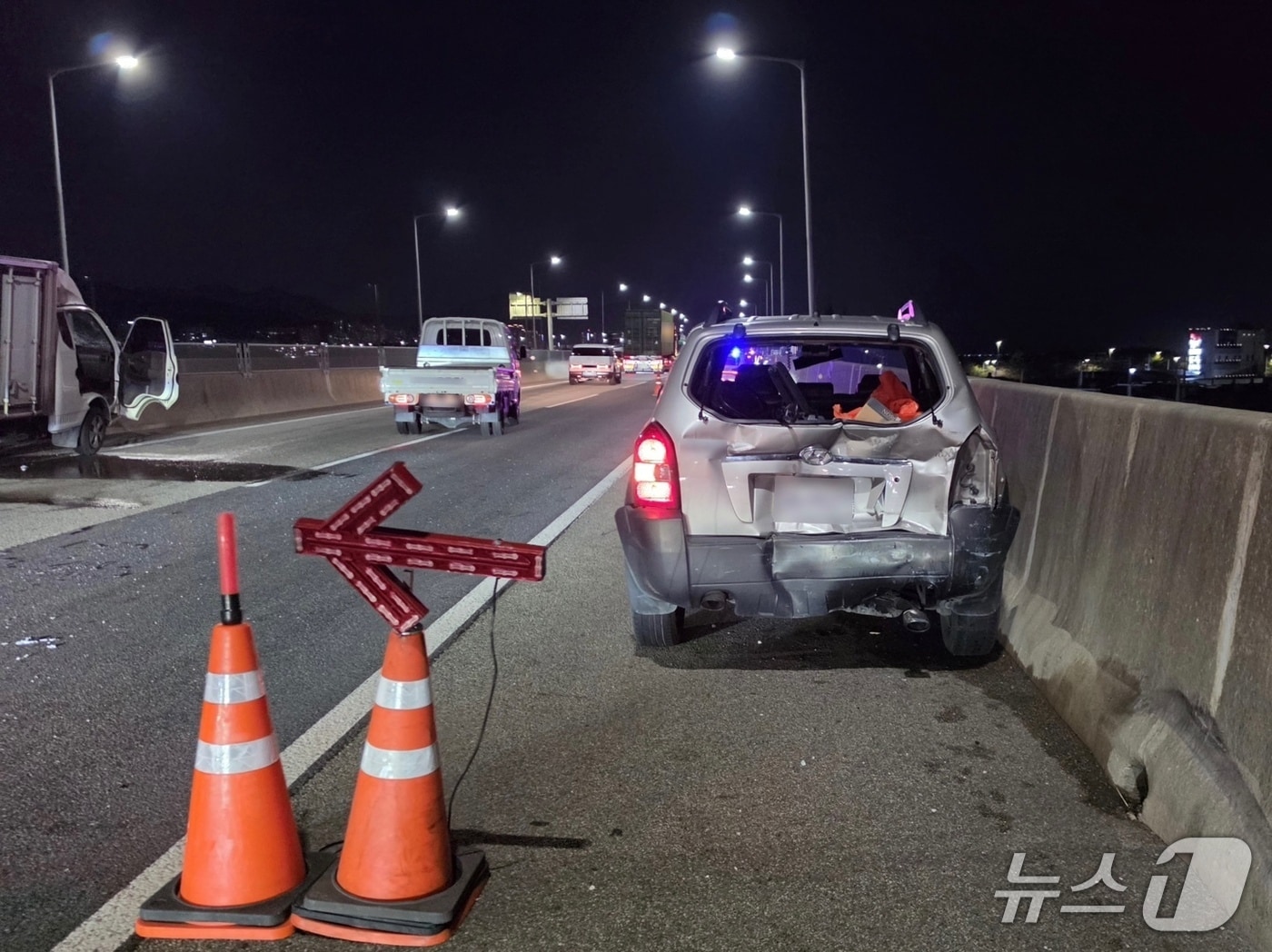 지난달 30일 오후 9시 13분쯤 부산 중앙고속도로 인근 교통사고 현장. (부산경찰청 고속도로순찰대 제공. 재판매 및 DB 금지)