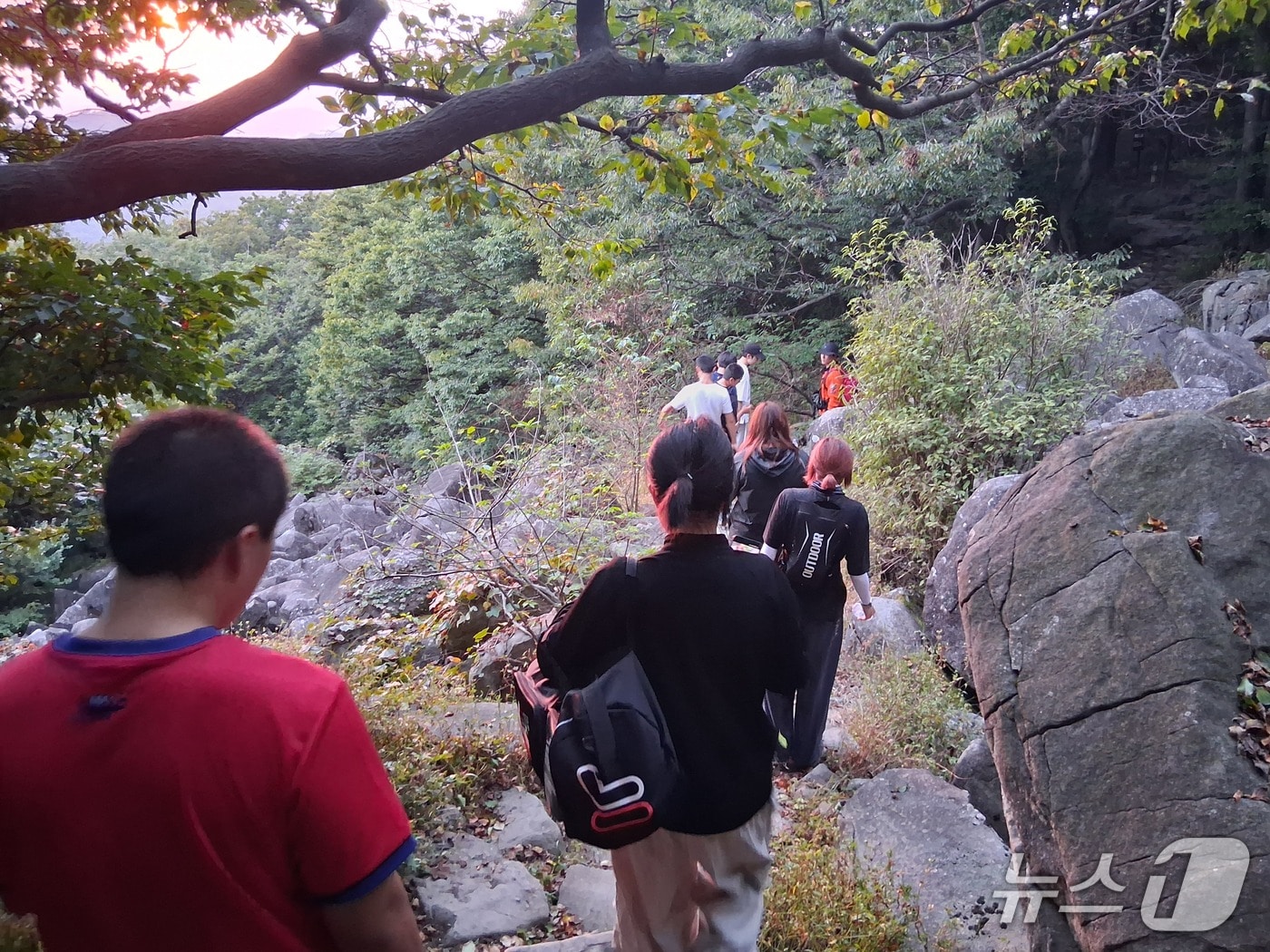9월 30일 오후 4시 20분쯤 전남광주 동구 무등산 용추폭포 인근에서 길을 잃은 학생들이 산악구조대 등에 의해 구조되고 있다. (전남광주통합소방본부 제공. 재판매 및 DB 금지)
