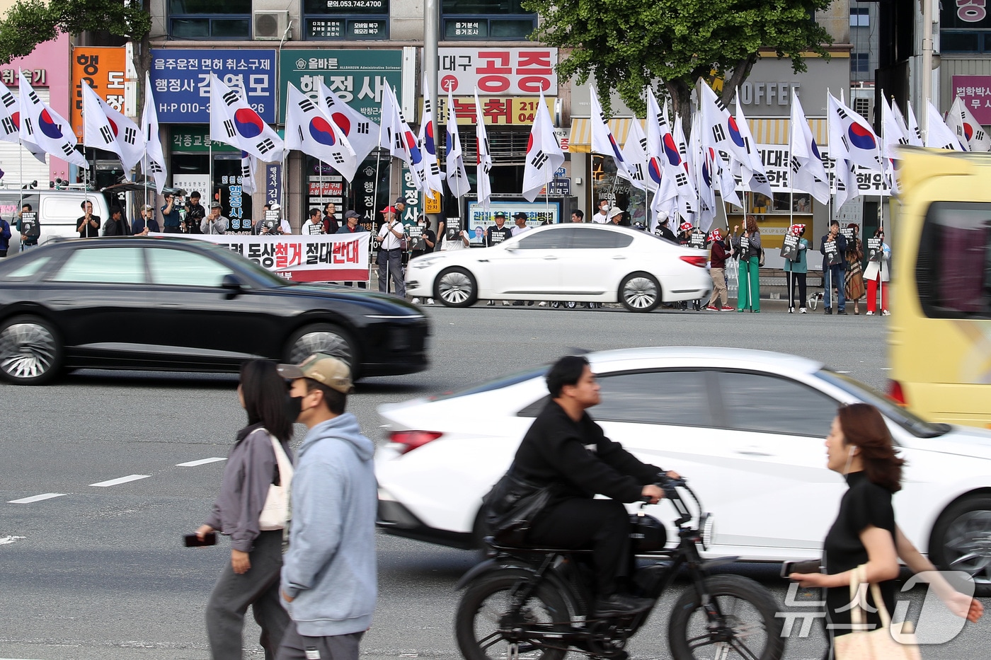1일 오전 대구 수성구 대구법원 앞에서 동대구역에 설치된 박정희 전 대통령 동상 철거를 반대하는 집회가 열리고 있다. 이날 법원에서는 국가철도공단이 대구시를 상대로 제기한 구조물 인도 청구 소송에 대한 1심 선고가 열린다. 2026.10.1 ⓒ 뉴스1 공정식 기자