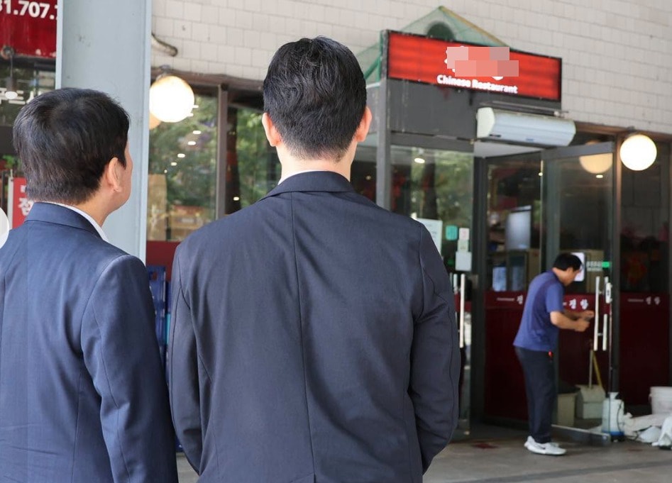 안철수 국민의힘 의원은 1일 SNS에 래커 테러를 당한 경기도 성남 분당의 중식당을 찾아 업주를 위로했음을 알렸다. '시진핑'이라는 간판을 걸었다는 이유로 중국인들로부터 래커 테러를 당한 업주는 가게 이름을  '진O'으로 교체했다. (SNS 갈무리. 재판매 및 DB 금지) ⓒ 뉴스1