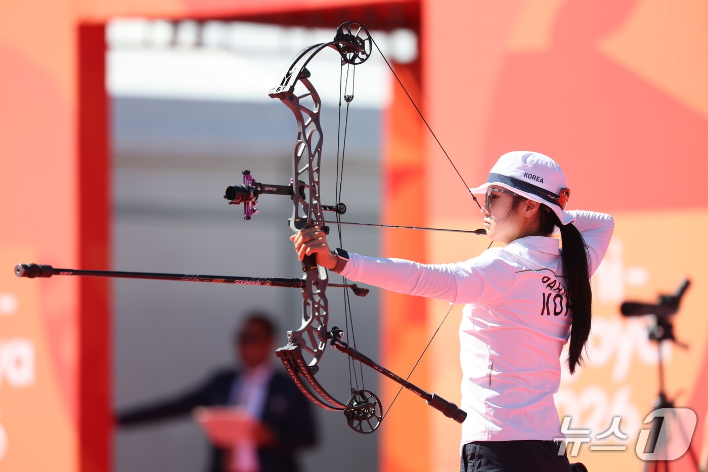 대한민국 박정윤이 1일 일본 오카자키 중앙종합공원 다목적광장에서 열린 2026 아이치·나고야 아시안게임 양궁 컴파운드 여자 개인전 준결승에서 활을 쏘고 있다. 2026.10.1 ⓒ 뉴스1 김도우 기자