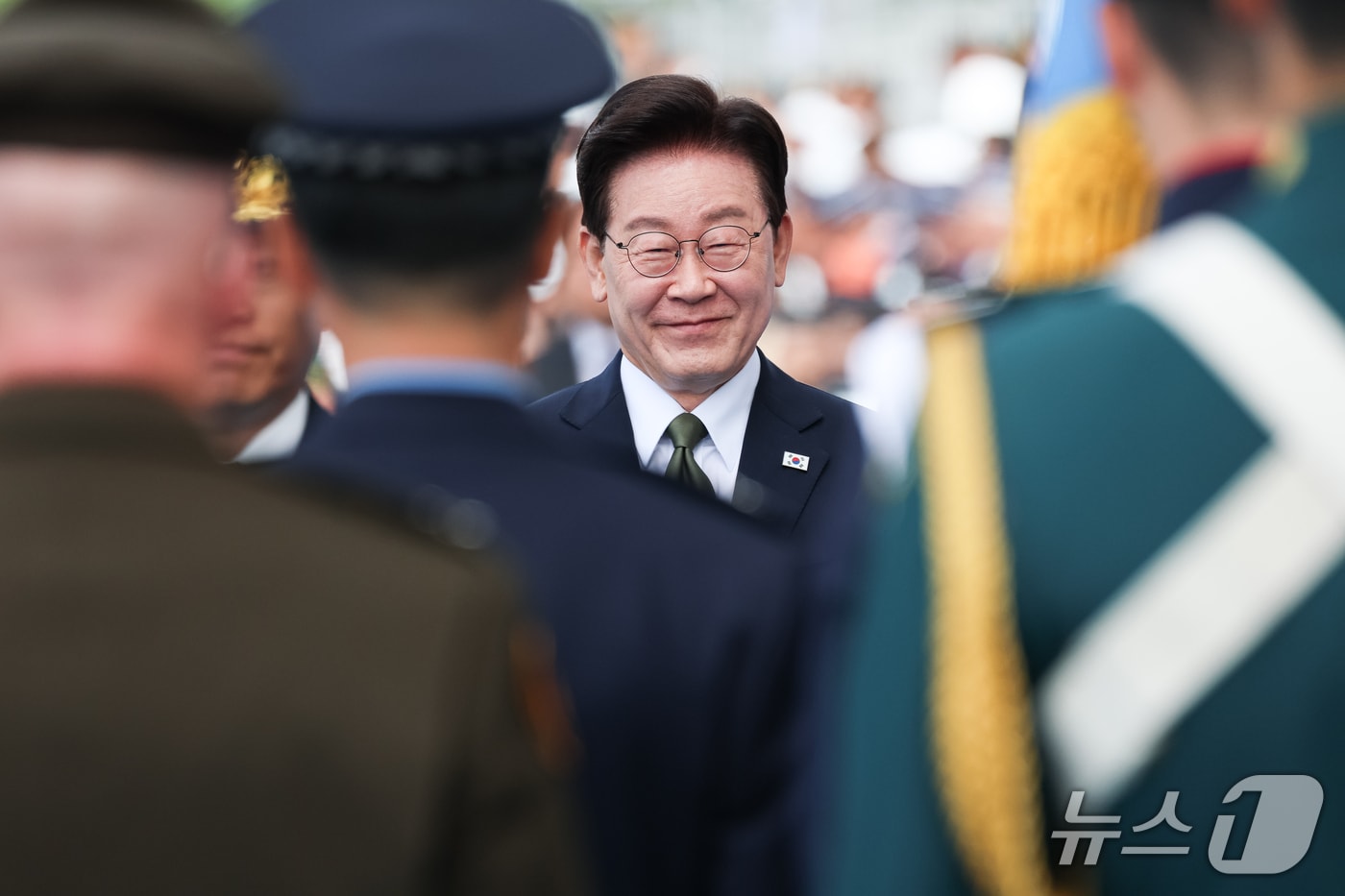 이재명 대통령이 1일 충남 계룡대 활주로에서 열린 제78회 국군의 날 기념식에서 유공자 포상 중 미소를 짓고 있다 (청와대통신사진기자단) 2026.10.1 ⓒ 뉴스1 이재명 기자