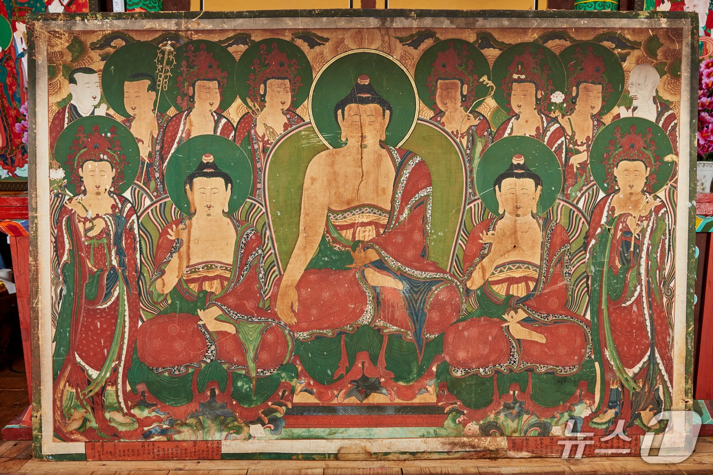 경북 의성군은 1일 주월사 소장 '석조아미타여래좌상·석조관음보살좌상'과 '삼불회도'가 경북도 유형문화유산으로 지정됐다고 밝혔다. 사진은 '삼불회도' (경북도 제공. 재판매 및 DB 금지)/뉴스1