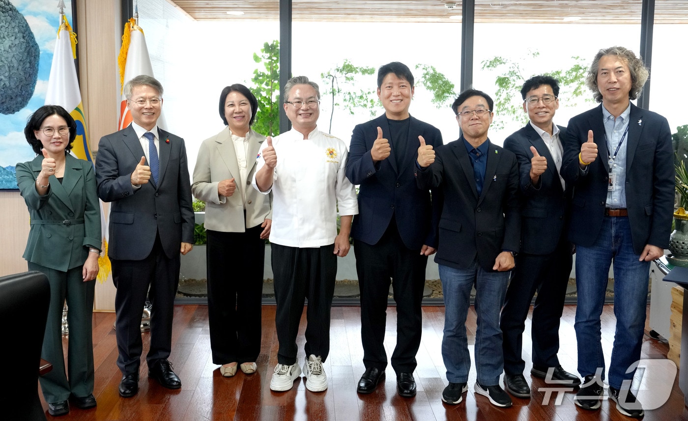 민형배 전남광주통합특별시장이 1일 무안청사 집무실에서 열린 제31회 남도음식문화 큰잔치 성공 개최를 위한 간담회서 참석자들과 기념촬영을 하고 있다.(전남광주통합특별시 제공. 재판매 및 DB금지) 2026.10.1 ⓒ 뉴스1 전원 기자