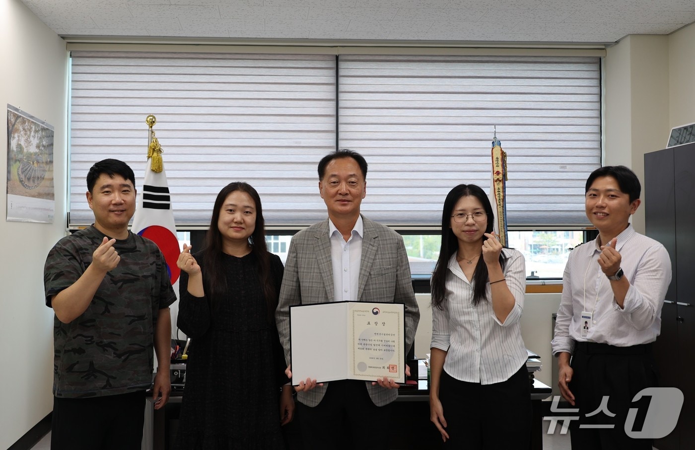 제53회 관광의 날 기념식에서 장관상을 받은 경기 연천군시설관리공단 송승원 이사장(가운데)과 직원들. (연천군시설관리공단 제공/ 재판매 및 DB금지)