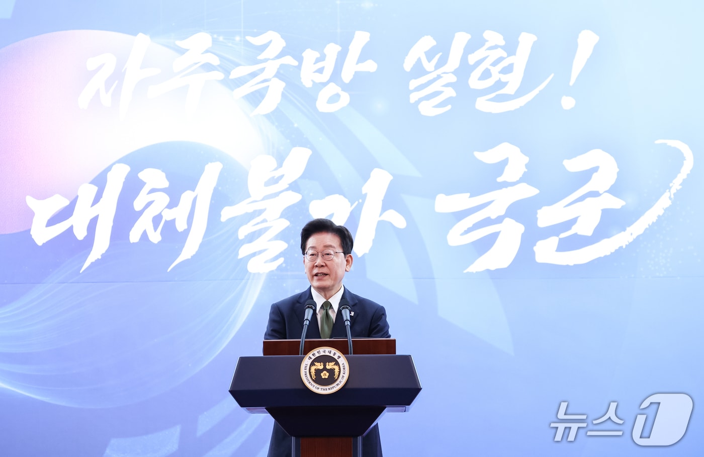 극초음속 활공비행체, 최초 시험발사 성공…이 대통령 참관
