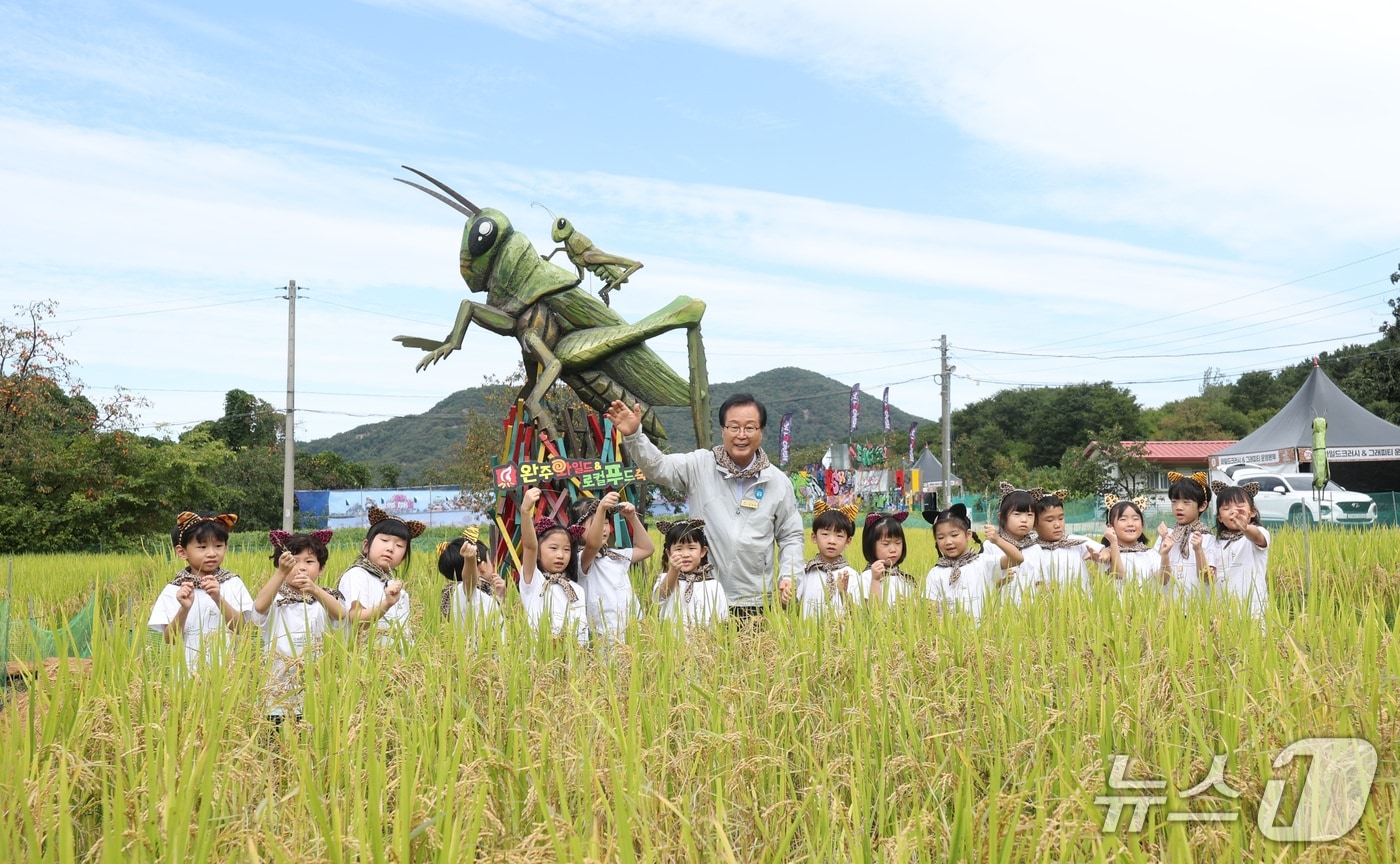 제14회 완주와일드&로컬푸드축제 개막을 하루 앞둔 지난 1일 전북 완주군 고산자연휴양림 일원에 마련된 행사장을 찾은 유희태 완주군수가 사전체험을 나온 어린이들과 메뚜기 잡기 체험을 하고 있다. 2026.10.1 ⓒ 뉴스1 유경석 기자