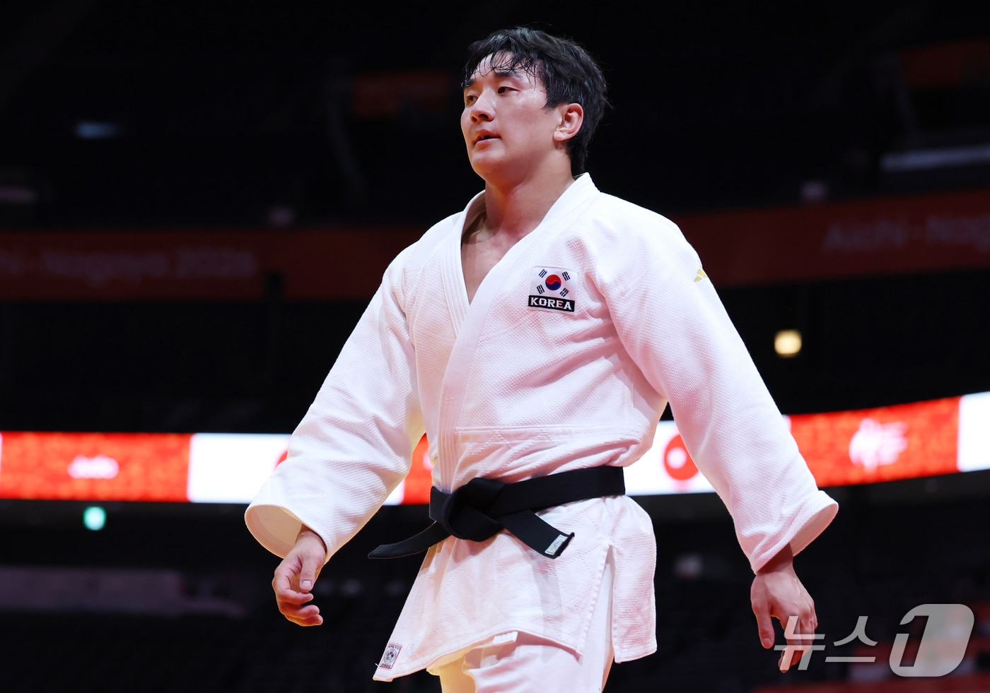 대한민국 이준환이 1일 일본 아이치 인터내셔널 아레나에서 열린 2026 아이치·나고야 아시안게임 남자 81kg급 준결승에서 일본 후지와라 소타로에게 패한 뒤 아쉬워하고 있다. 2026.10.1 ⓒ 뉴스1 김민지 기자