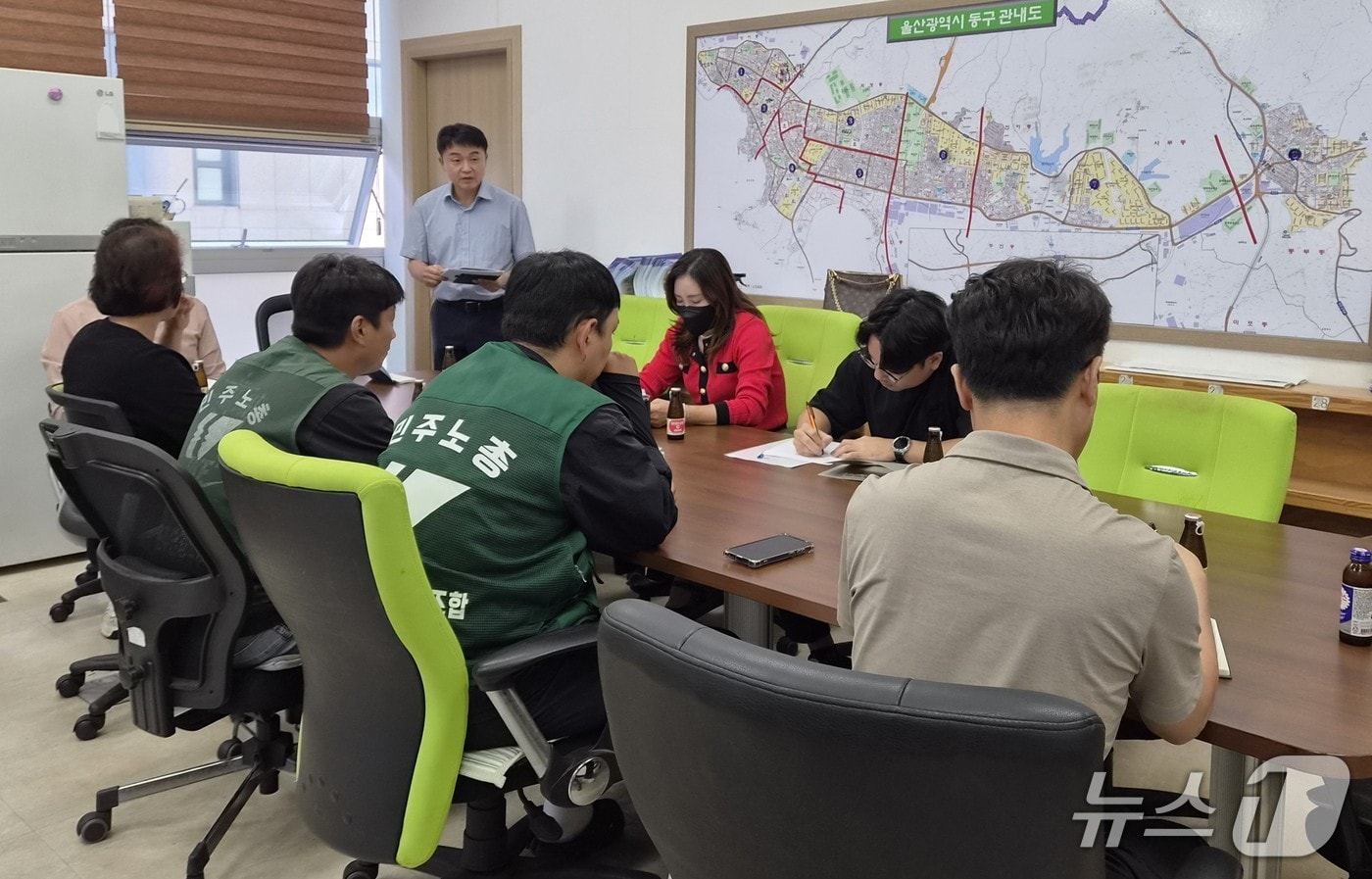 울산 동구 자원순환과가 생활폐기물 수거·운반 대행업체와 노동조합 조합원들과 간담회를 가지고 있다.(울산 동구 제공. 재판매 및 DB 금지)/뉴스1