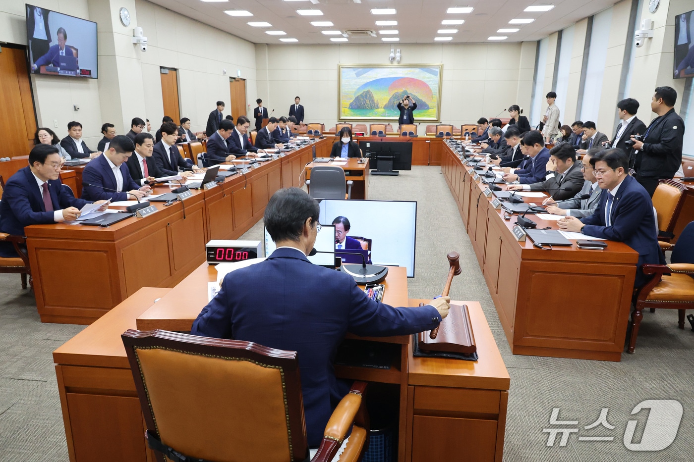 국회 정무위 6일 국감 돌입...금융권 해킹에 5대 은행장 줄소환되나 - 뉴스 썸네일 이미지