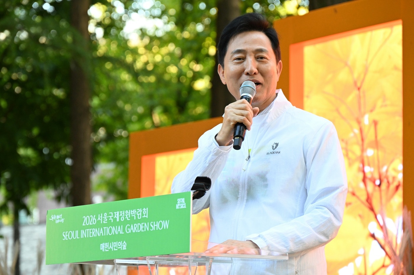 오세훈 서울시장이 1일 오후, 매헌시민의숲 숲속무대에서 열린 '2026 매헌시민의숲 서울국제정원박람회 개막식'에 참석해 인사말을 하고 있다.