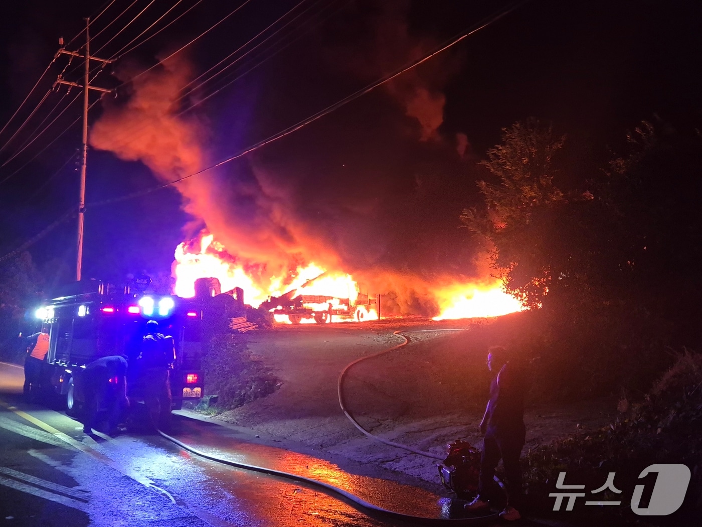 1일 오후 7시 43분쯤 전남광주 완도군 소안면 가학리의 한 야적장에서 바다 김 양식에 쓰이는 자재와 5톤 크레인에 화재가 발생해 소방 당국이 진화 중이다.(전남광주통합소방본부 제공. 재판매 및 DB 금지)