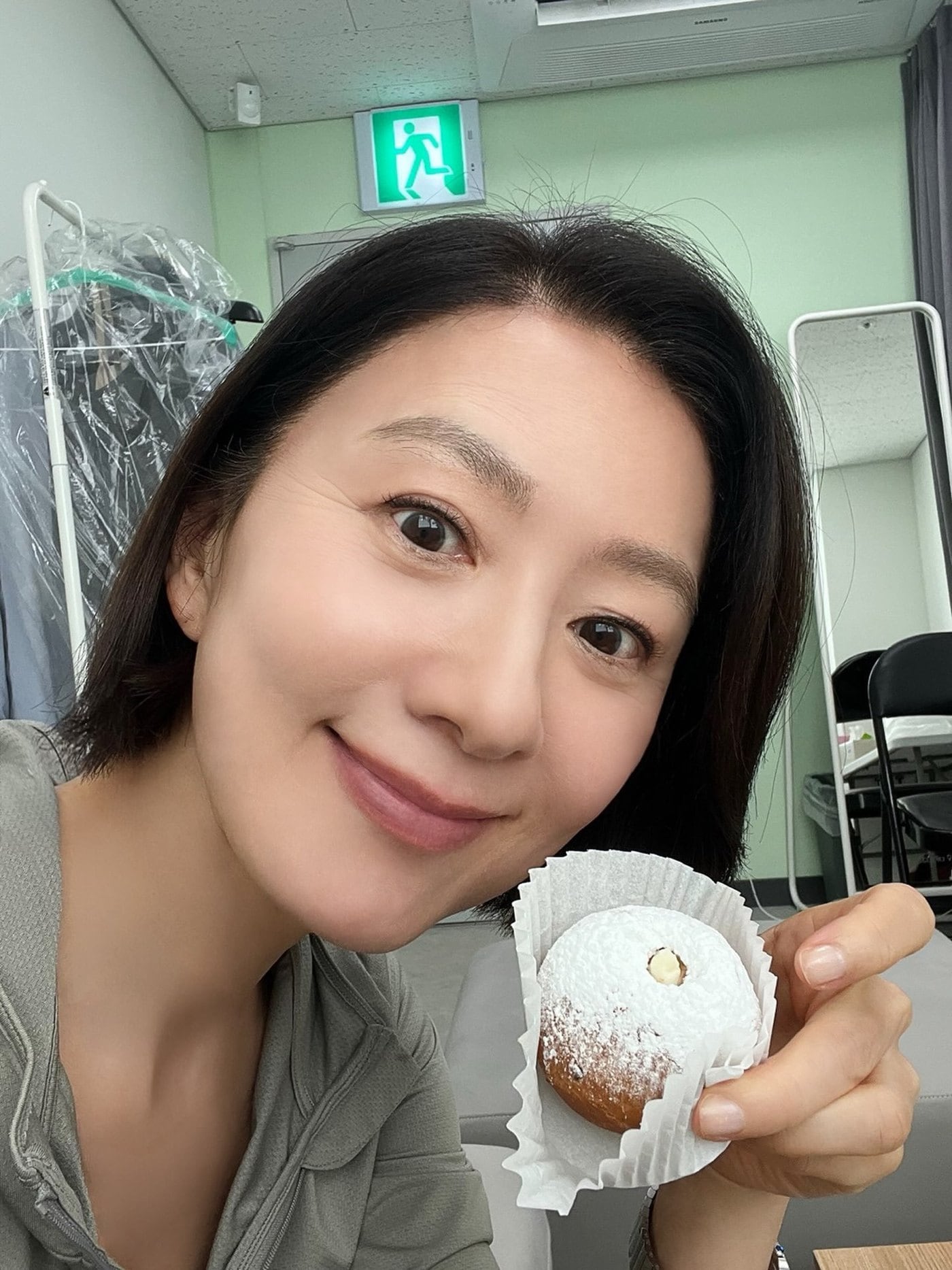김희애, 촬영 중 근황 공개…악플에도 굴하지 않는 아름다운 모습