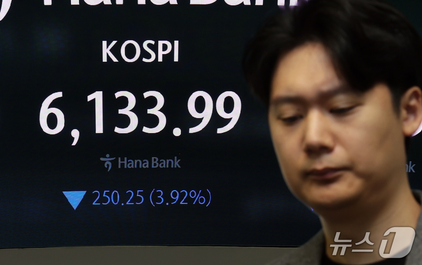 한미반도체 10% 급락...中 CXMT 쇼크 장비주 동반 약세[핫종목] - 뉴스 썸네일 이미지
