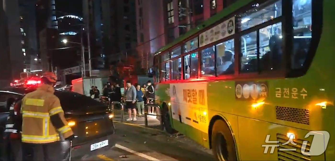 서울 금천구, 승용차와 마을버스 충돌…11명 부상