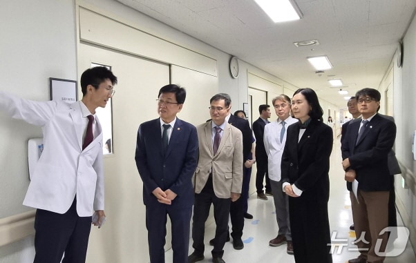 최교진 교육부 장관, 원광대병원 방문…위기 학생 지원 체계 보완 약속