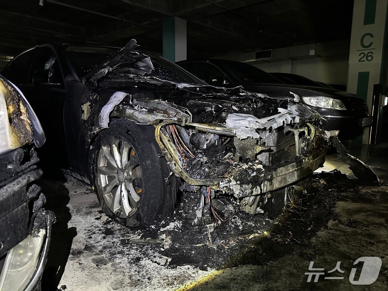 대전 아파트 지하주차장 벤츠 승용차서 화재…880만원 피해