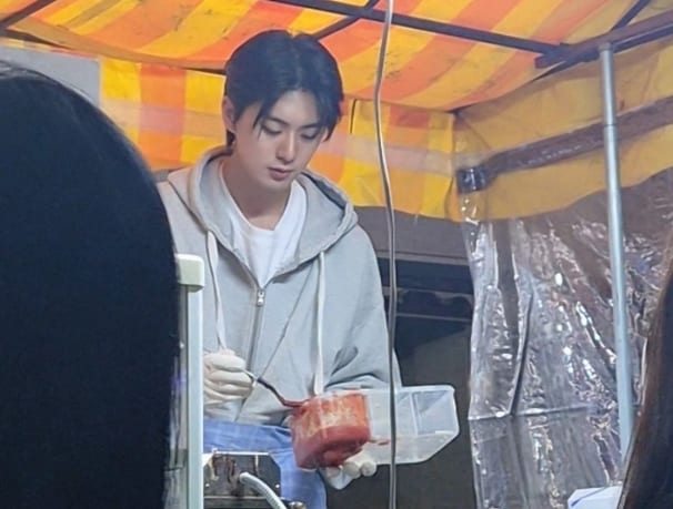 ‘붕어빵 파는 차은우’ 보려고 2시간 대기…광명 골목길 마비시킨 ‘붕은우’ 열풍