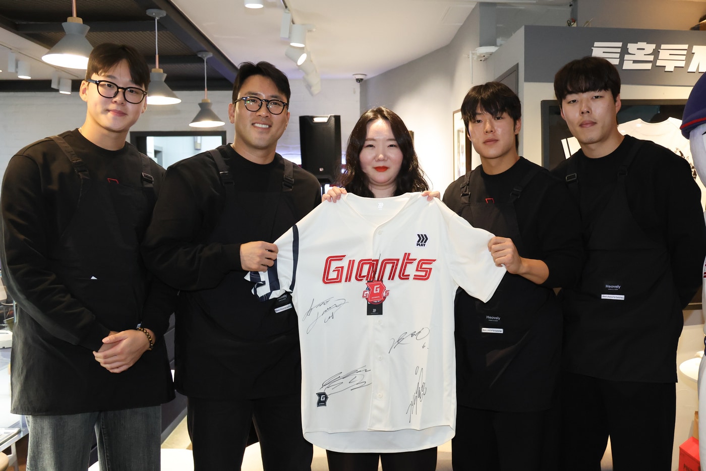 롯데 선수단, 발달 장애인 자립 돕는 '드림 카페' 진행