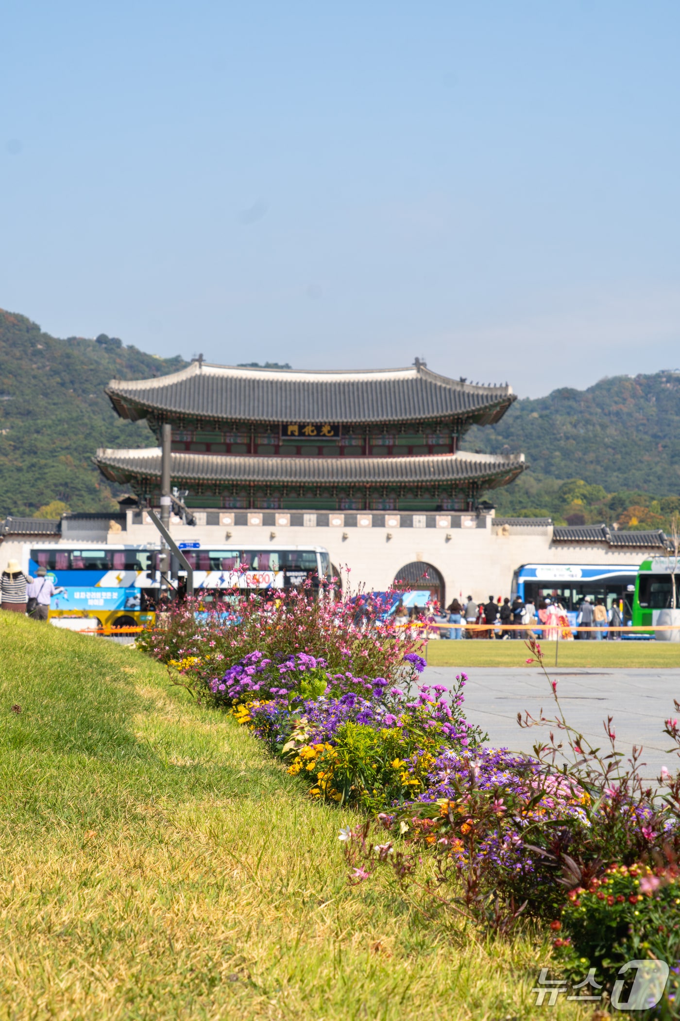서울 도심 광장, 가을꽃과 조각 작품으로 새롭게 단장