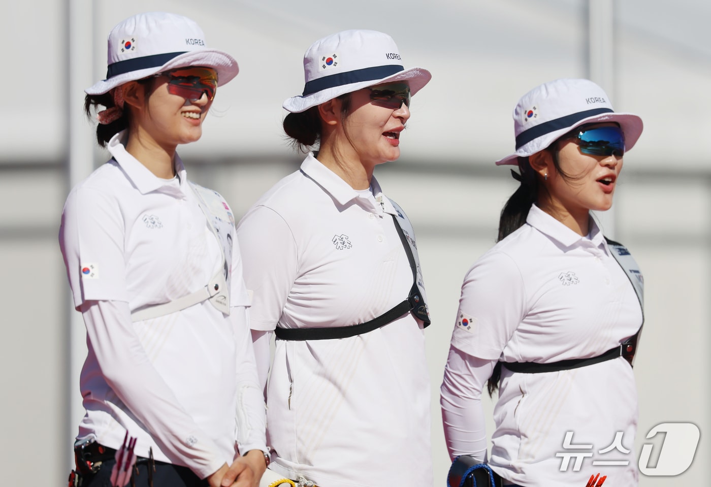 대한민국 오예진(왼쪽부터), 강채영, 이윤지가 2일 일본 오카자키 중앙종합공원 다목적광장에서 열린 2026 아이치·나고야 아시안게임 양궁 리커브 여자 단체전 준결승 대한민국과 인도네시아의 경기에서 미소를 보이고 있다. 2026.10.2 ⓒ 뉴스1 김민지 기자