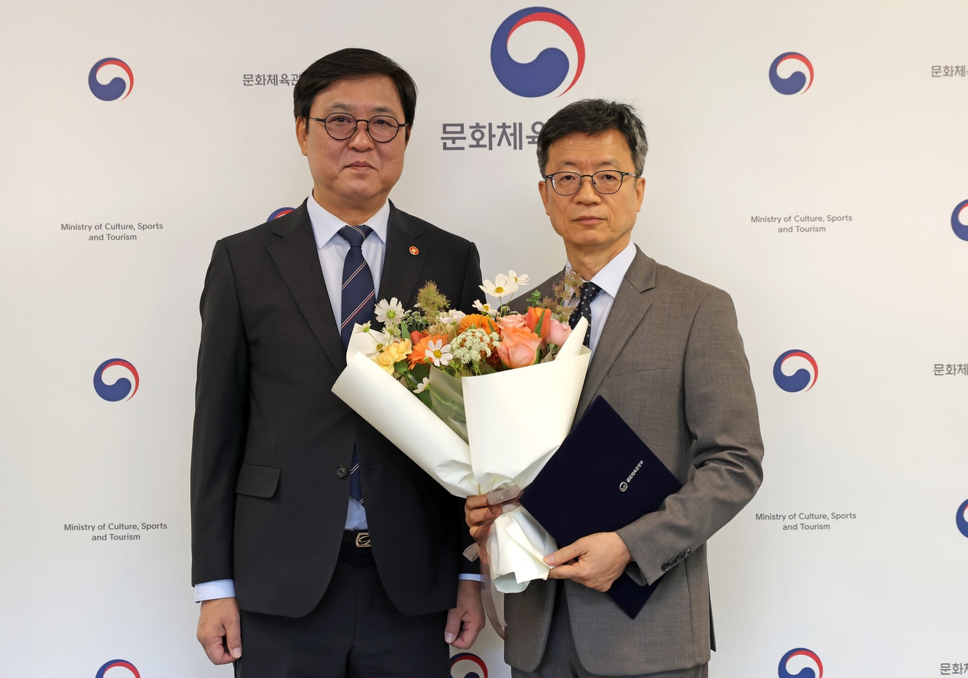 최휘영(왼쪽) 문체부 장관과 김현환 국립박물관문화재단 신임 이사장(문화체육관광부 제공)