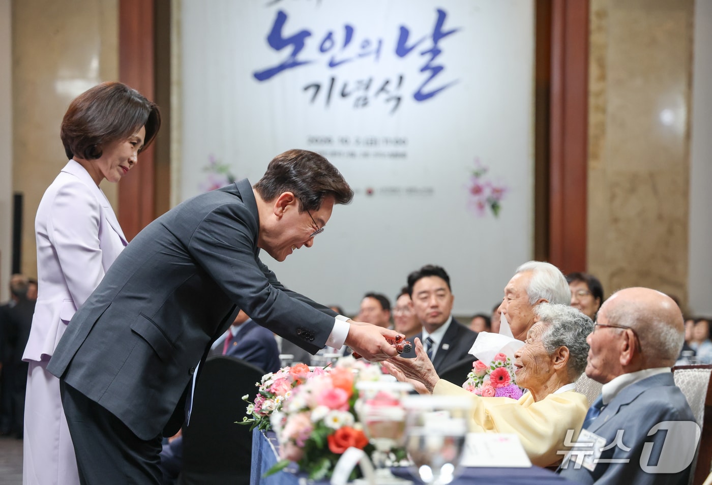 이재명 대통령이 2일 서울 한 호텔에서 열린 제30회 노인의 날 기념식에서 어르신에게 청려장을 증정하고 있다. (청와대통신사진기자단) 2026.10.2 ⓒ 뉴스1 이재명 기자