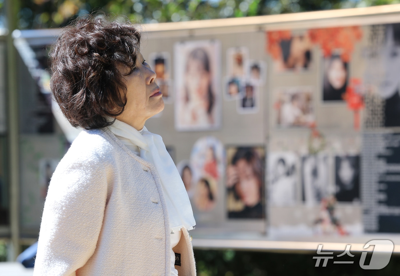 故 최진실의 모친 정옥숙 씨가 고인의 18주기인 2일 오전 경기도 양평군 갑산공원묘역을 찾아 생각에 잠겨있다. 2026.10.2 ⓒ 뉴스1 권현진 기자