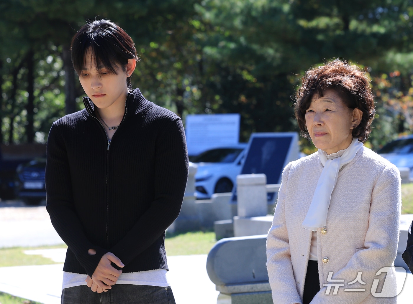 故 최진실의 아들 가수 최환희(활동명 벤 블리스)와 모친 정옥숙 씨가 18주기인 2일 오전 경기도 양평군 갑산공원묘역에서 고인을 추모하고 있다. ⓒ 뉴스1 권현진 기자
