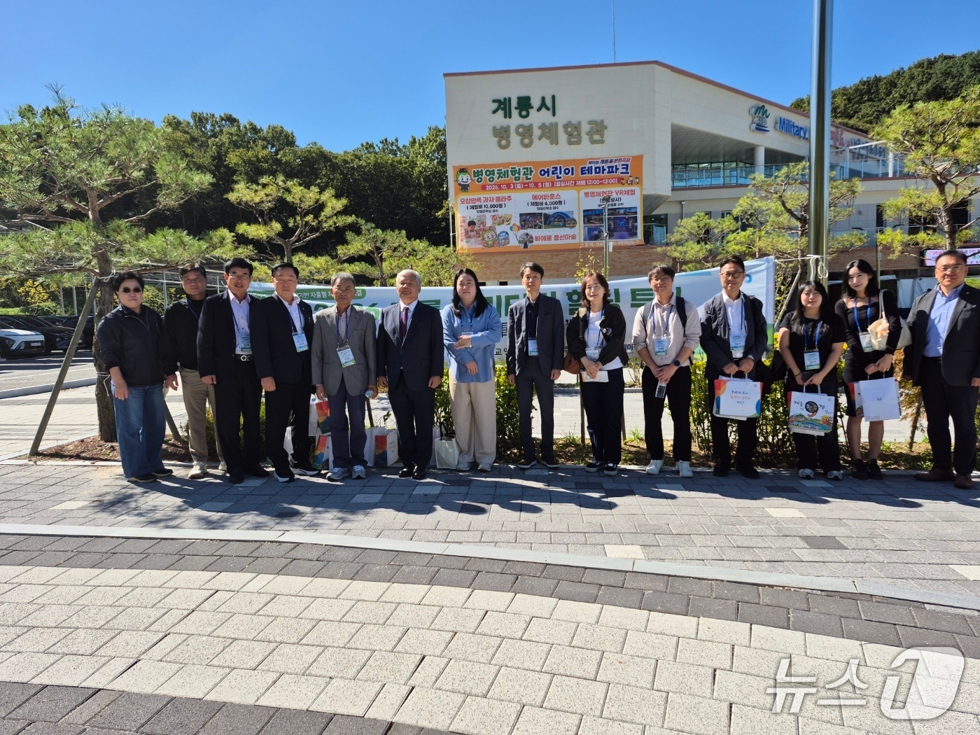 계룡시는 2일 관광 분야 기관·단체 관계자들과 함께 계룡시병영체험관, 사계고택, 신도내주초석 등을 둘러보는 팸투어를 실시했다. (계룡시 제공. 재판매 및 DB금지) /뉴스1